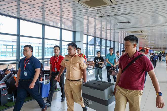 Quả tim được hiến tặng đã nhanh chóng được các chiến sĩ Cảnh sát giao thông và chuyên gia y tế “hộ tống” đến Sân bay Nội Bài, sau đó rời Hà Nội đi TP Huế thực hiện “sứ mệnh” cao cả cứu người