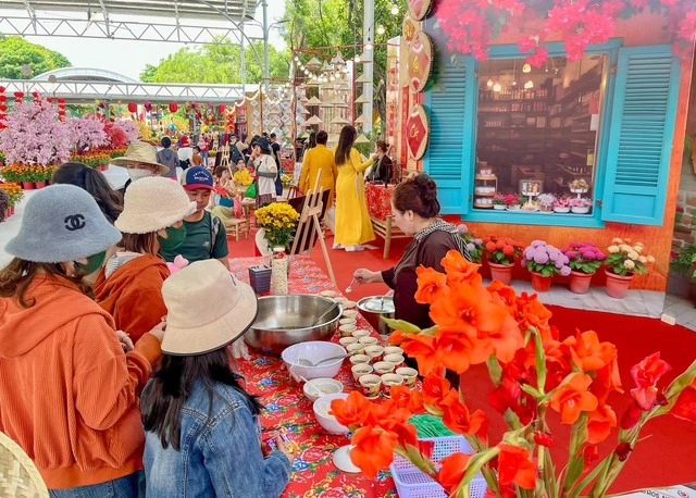 Các trải nghiệm tết xưa thu hút người dân trong những ngày đầu năm thời tiết dễ chịu  ẢNH: DIỆU MI