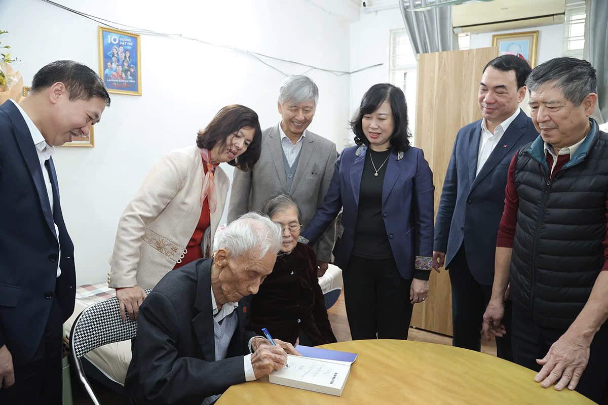 Bộ trưởng Đào Hồng Lan thăm, tri ân các nhà giáo, nhà khoa học lão thành ngành y tế- Ảnh 2.