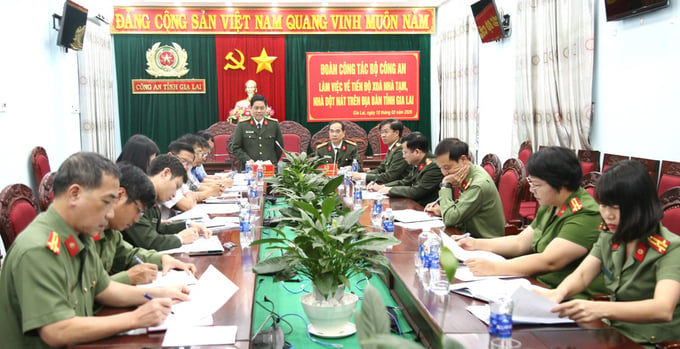 Đoàn công tác của Bộ Công an làm việc với Công an tỉnh Gia Lai về việc thực hiện Chương trình chung tay xóa nhà tạm, nhà dột nát trên phạm vi cả nước trong năm 2025 (Ảnh: Hữu Trường)