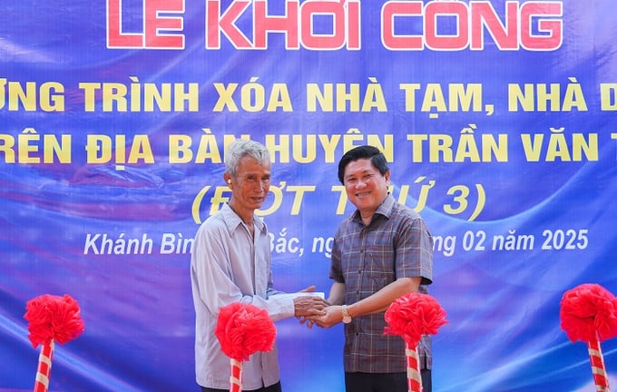 Phó Chủ tịch UBND tỉnh Lê Văn Sử (bên phải) trao phần hỗ trợ xây dựng nhà vệ sinh thuộc chương trình xóa nhà tạm, nhà dột nát cho hộ ông Trần Văn Có, ngụ xã Khánh Bình Tây Bắc, huyện Trần Văn Thời