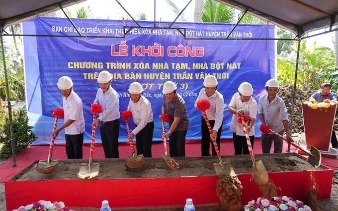 Phó Chủ tịch UBND tỉnh Lê Văn Sử (thứ 4 từ trái sang) thực hiện nghi thức khởi công chương trình xóa nhà tạm, nhà dột nát trên địa bàn Huyện Trần Văn Thời