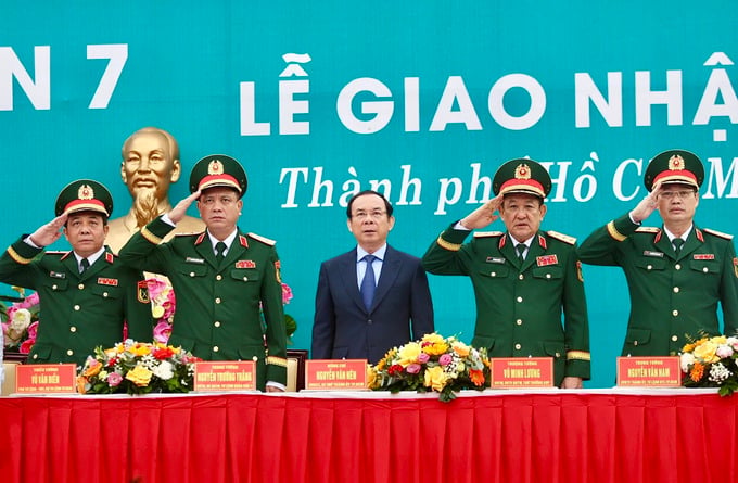 Bí thư Thành ủy TP. HCM Nguyễn Văn Nên tham dự lễ giao, nhận quân điểm của TP. HCM năm 2025 tại quận 7 (Ảnh: Báo Pháp luật TP)