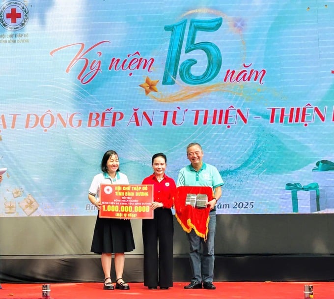 Bà Nguyễn Thị Lệ Trinh -Chủ tịch Hội Chữ thập đỏ tỉnh trao bảng hỗ trợ 01 tỷ đồng cho bệnh nhân nghèo Bệnh viện Đa khoa tỉnh Bình Dương
