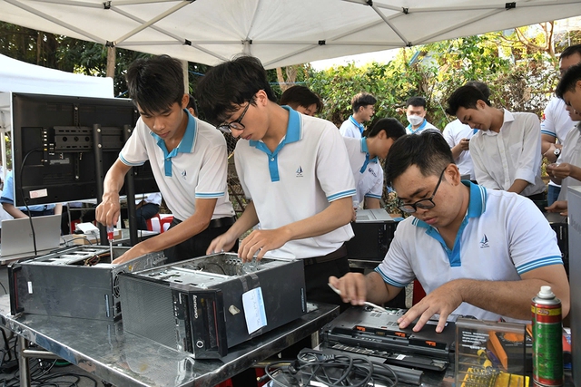 Khởi động Tháng Thanh niên: Triển khai mạnh mẽ phong trào 'Bình dân học vụ số' - Ảnh 2. Khởi động Tháng Thanh niên: Triển khai mạnh mẽ phong trào 'Bình dân học vụ số' - Ảnh 2.