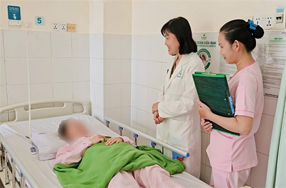 Bác sĩ thăm hỏi tình trạng sức khoẻ bệnh nhân sau phẫu thuật