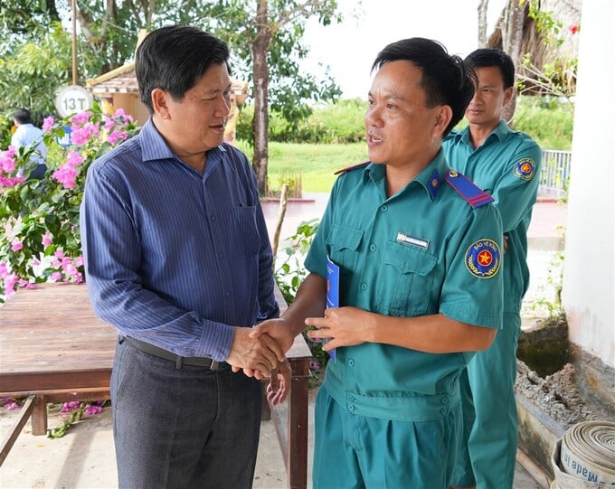 Phó Chủ tịch UBND tỉnh Lê Văn Sử (bìa trái) động viên, tặng quà cho lực lượng bảo vệ rừng tại vườn quốc gia U Minh Hạ