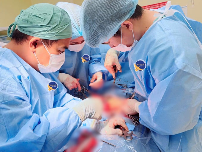 Các bác sĩ tiến hành phẫu thuật cắt tử cung, điều trị dứt điểm tình trạng mất máu do u xơ tử cung (Ảnh: BVCC)