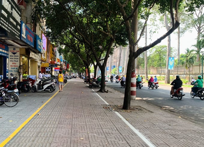 Vỉa hè đường Hùng Vương, quận 5, TP. HCM (Ảnh minh họa)