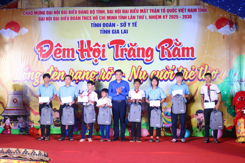 Tặng quà cho các em học sinh