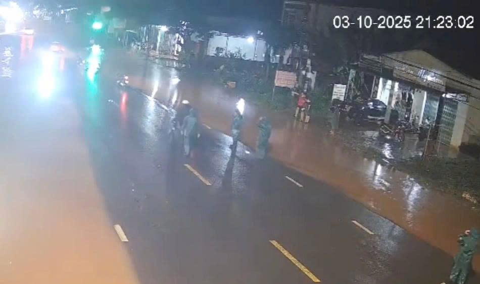Thời điểm Chủ tịch xã Dray Bhăng làm nhiệm vụ điều tiết giao thông (Ảnh: Cắt từ clip)