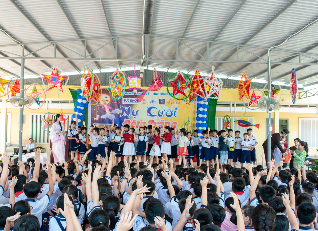 Các em nhỏ hào hứng tham gia các trò chơi từ chú Cuội, chị Hằng