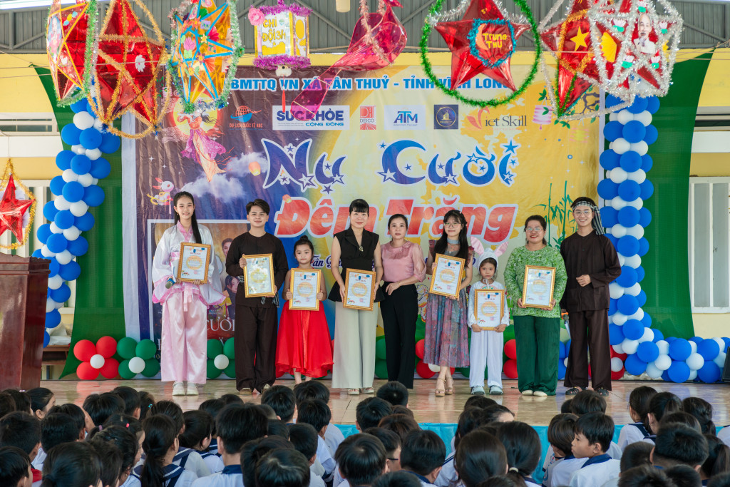 Đại diện các cơ quan, doanh nghiệp, cá nhân nhận thư cảm ơn từ địa phương