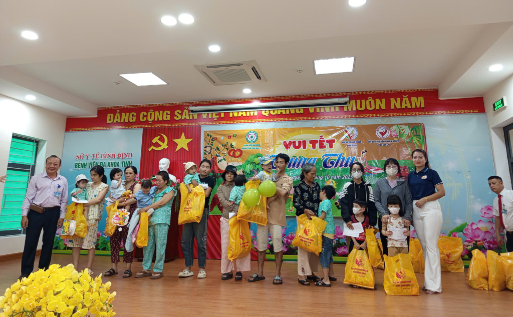 Chương trình đã trao tặng 374 phần quà cho các em thiếu nhi có hoàn cảnh khó khăn