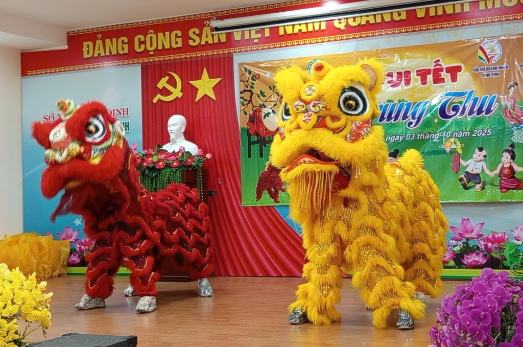Các em thiếu nhi được xem tiết mục múa lân đầy sắc màu với không khí sôi động, rộn ràng