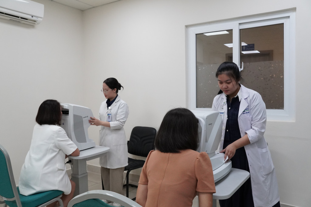 Khám mắt tổng quát, kiểm tra toàn diện sức khỏe đôi mắt cho khách hàng