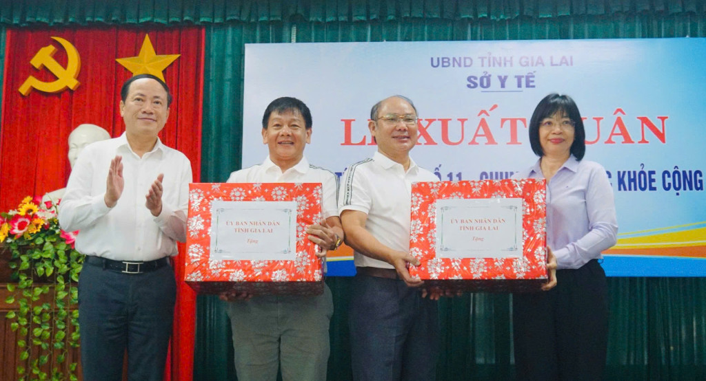Ông Phạm Anh Tuấn (trái) và bà Nguyễn Thị Thanh Lịch (phải) tặng quà động viên đại diện đoàn y tế (Ảnh: Thảo Khuy)