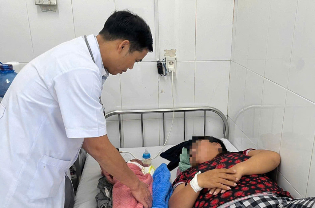 Bác sĩ đang kiểm tra tình trạng sức khỏe cho bệnh nhân sau ca phẫu thuật thành công  (Ảnh:Trung tâm Kiểm soát bệnh tật tỉnh Đồng Nai)