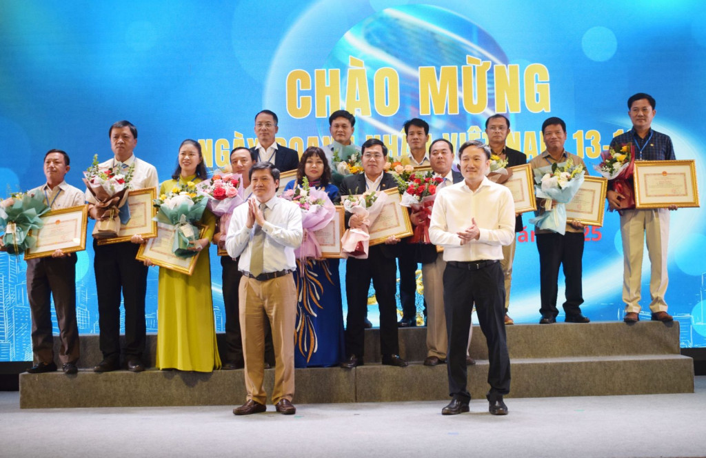 Trao Bằng khen của Chủ tịch UBND tỉnh Gia Lai cho các tập thể và cá nhân đã có thành tích xuất sắc trong hoạt động sản xuất - kinh doanh giai đoạn 2024 - 2025 (Ảnh: Mai Đào)