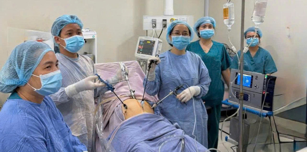 Ê-kíp bác sĩ đang thực hiện phẫu thuật nội soi cho sản phụ mang thai gần 15 tuần (Ảnh: Trung tâm Kiểm soát bệnh tật tỉnh Đồng Nai)