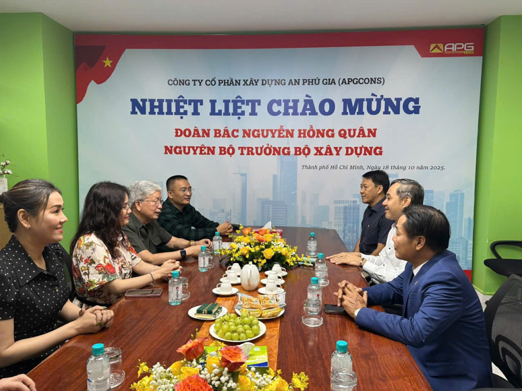 Ông Nguyễn Hồng Quân (thứ 3 từ trái sang) làm việc tại Công ty Cổ phần Xây dựng An Phú Gia