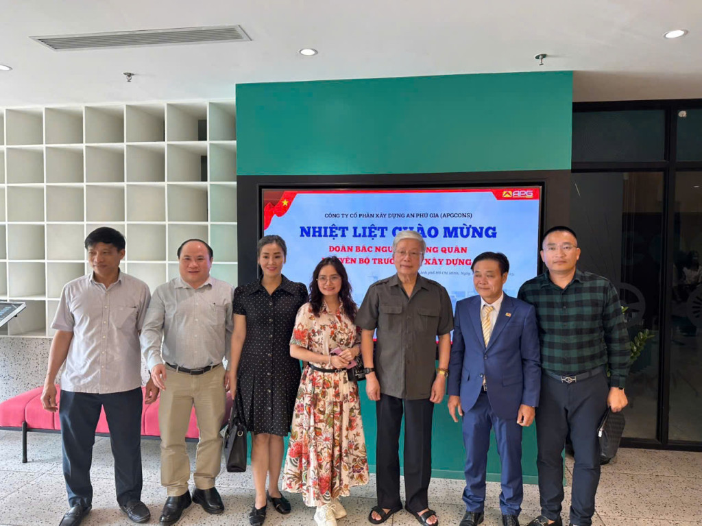 Đoàn công tác Trung ương Hội Giáo dục chăm sóc sức khỏe cộng đồng Việt Nam chụp ảnh lưu niệm với lãnh đạo Công ty Cổ phần Xây dựng An Phú Gia