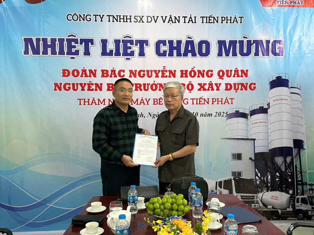 Ông Nguyễn Hồng Quân trao quyết định kết nạp hội viên đối với Công ty TNHH Sản xuất dịch vụ vận tải Tiến Phát