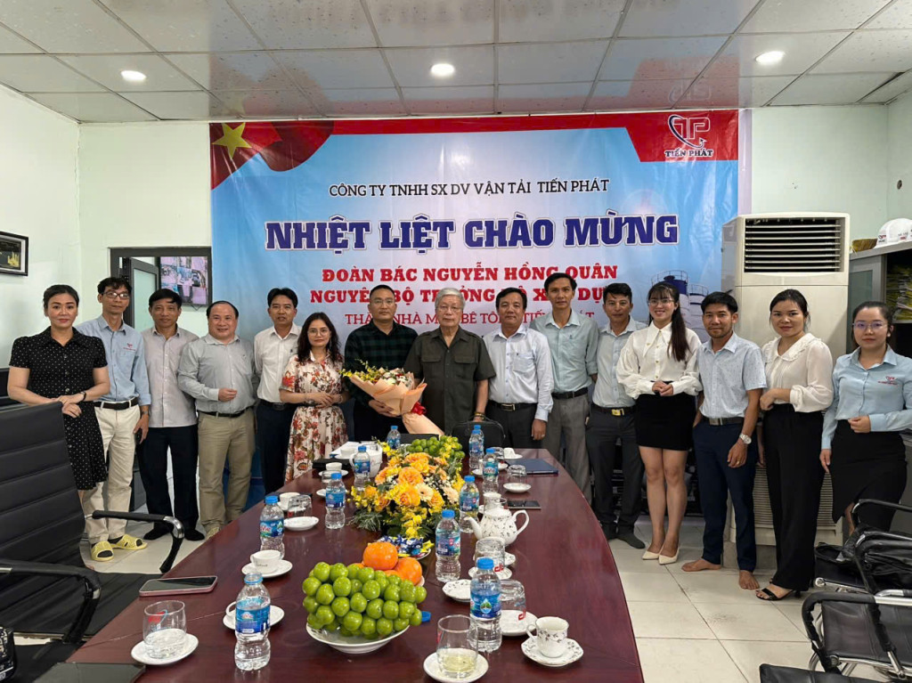 Đoàn công tác Trung ương Hội Giáo dục chăm sóc sức khỏe cộng đồng Việt Nam chụp ảnh lưu niệm với tập thế công nhân viên Công ty TNHH Sản xuất dịch vụ vận tải Tiến Phát