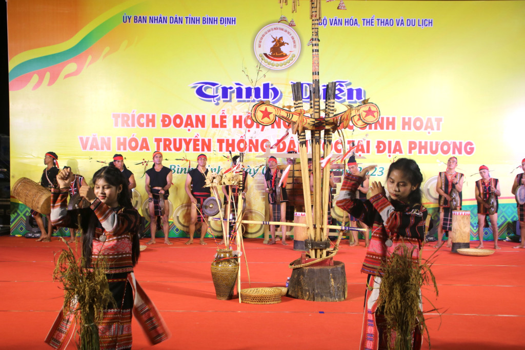 Hoạt cảnh các thiếu nữ với trang phục truyền thống lên rẫy gặt lúa
