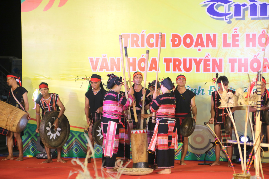 Tái hiện cảnh giã lúa thành cốm của đồng bào Bahnar Kriêm