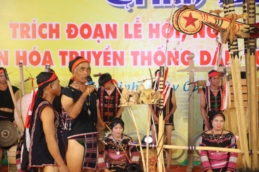 Già làng thực hiện các nghi thức lễ cúng và tổ chức hiến vật