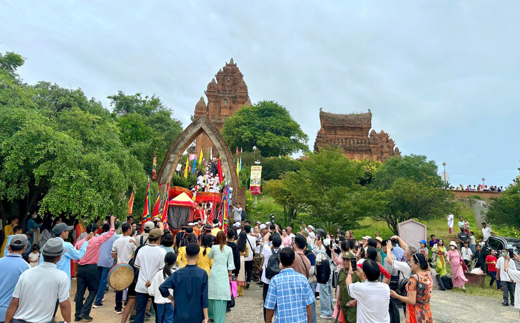 Hàng nghìn người dân, du khách về dự Lễ hội Katê 
