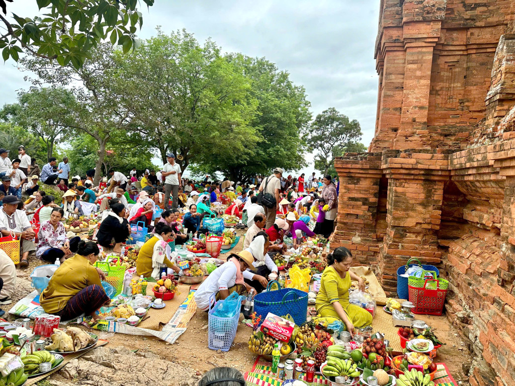 Đồng bào Chăm dâng nhiều sản vật quý được làm và thu hoạch trong năm cũ để dâng lên các vị thần