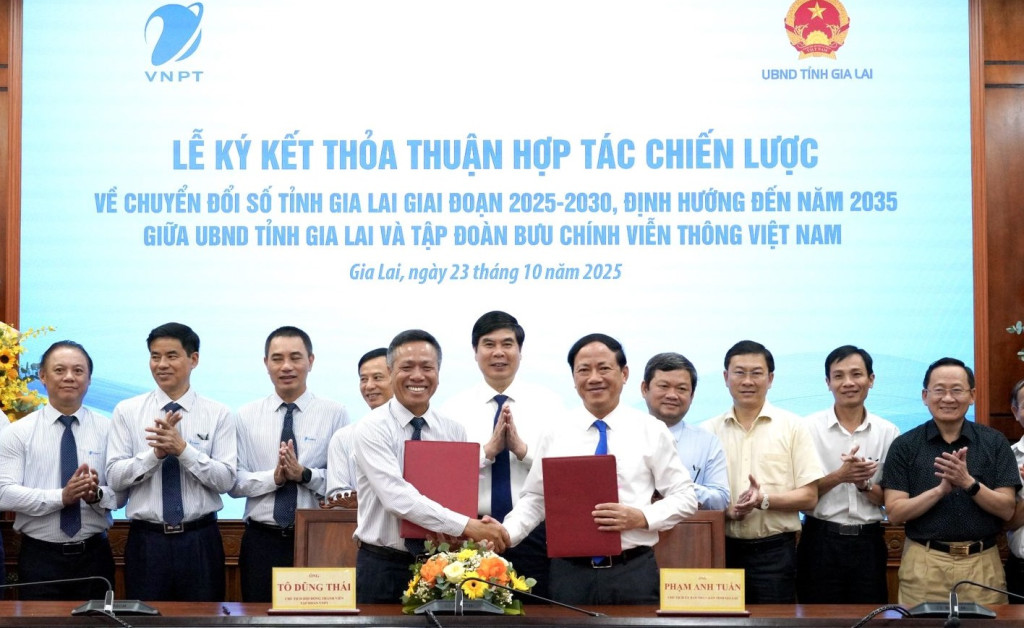 UBND tỉnh Gia Lai và Tập đoàn VNPT ký kết thỏa thuận hợp tác chiến lược về chuyển đổi số (Ảnh: Ngọc Minh)