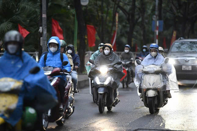  Xe máy và xe hơi đang lưu thông trên đường phố Việt Nam trong thời tiết giao mùa
