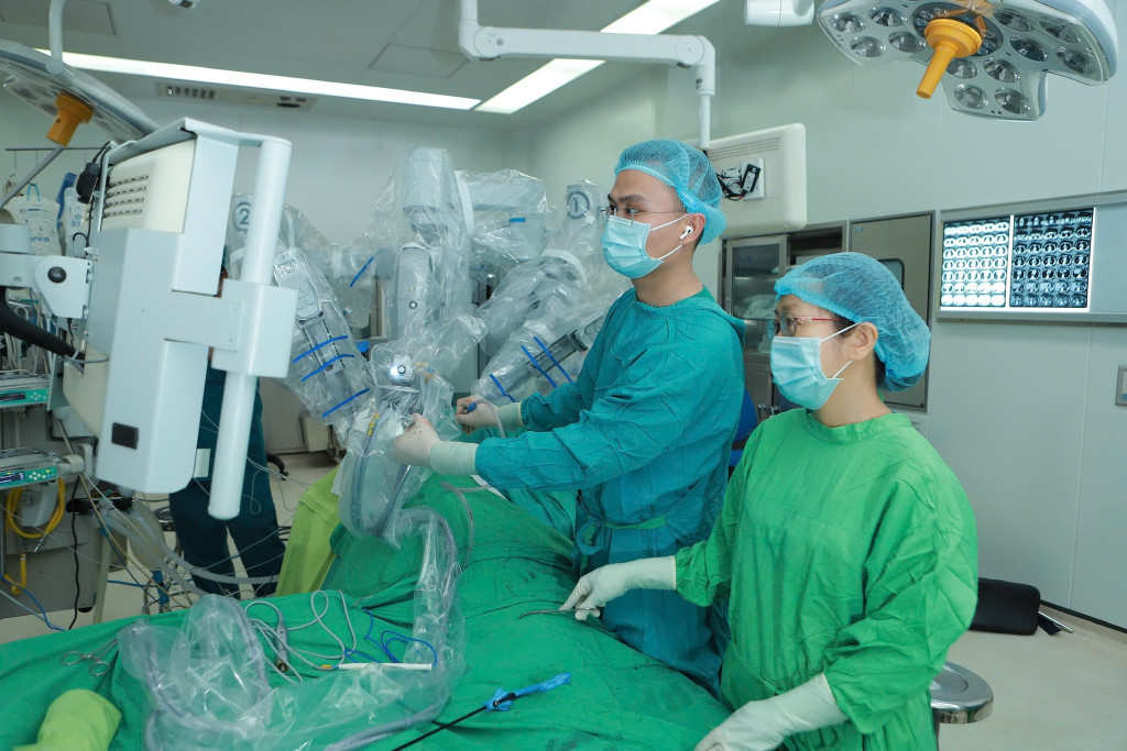 Ê-kíp bác sĩ đang thực hiện ca phẫu thuật cho bệnh nhân (Ảnh: Bệnh viện Chợ Rẫy - TP. Hồ Chí Minh)