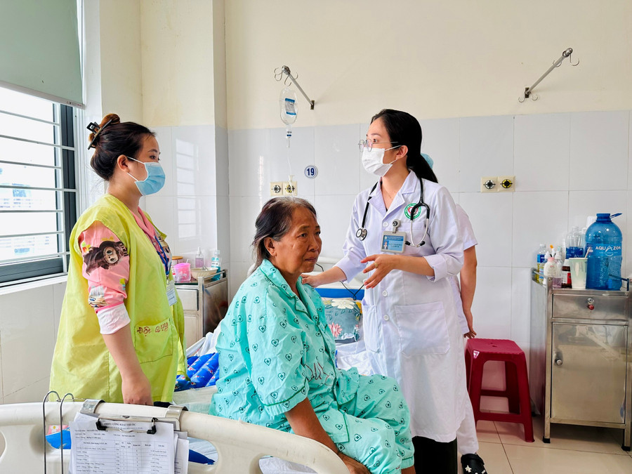 Bác sĩ Khoa Thần kinh - Đột quỵ, Bệnh viện Đa khoa Trung tâm tỉnh Gia Lai dặn dò người nhà bệnh nhân trước khi xuất viện (Ảnh: Thảo Khuy)