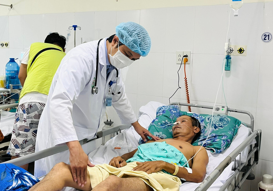 Bác sĩ CKII Nguyễn Văn Trung-Trưởng Khoa Thần kinh - Đột quỵ, kiểm tra sức khỏe bệnh nhân (Ảnh: Thảo Khuy)