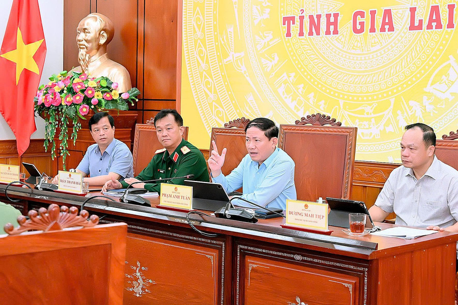 Lãnh đạo Quân khu 5 và tỉnh Gia Lai làm việc với các địa phương trong tỉnh về ứng phó bão số 13 (Ảnh: Đức Thụy)