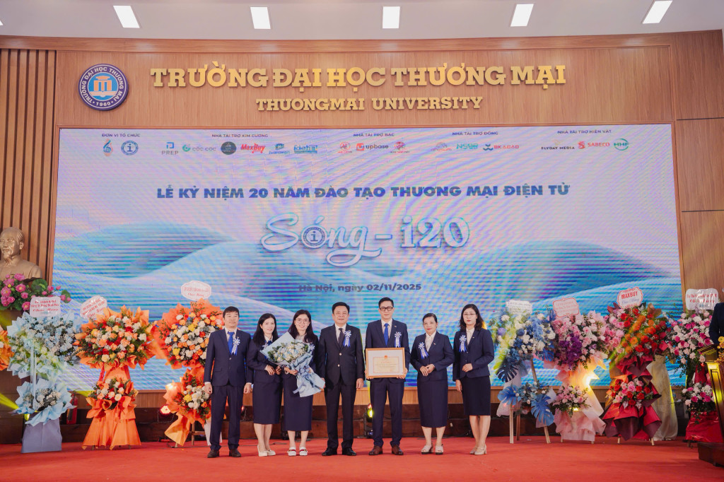 Khoa Hệ thống thông tin kinh tế và TMĐT nhận Bằng khen vì đạt thành tích xuất sắc trong 20 năm xây dựng và phát triển đào tạo TMĐT của Bộ Giáo dục và Đào tạo