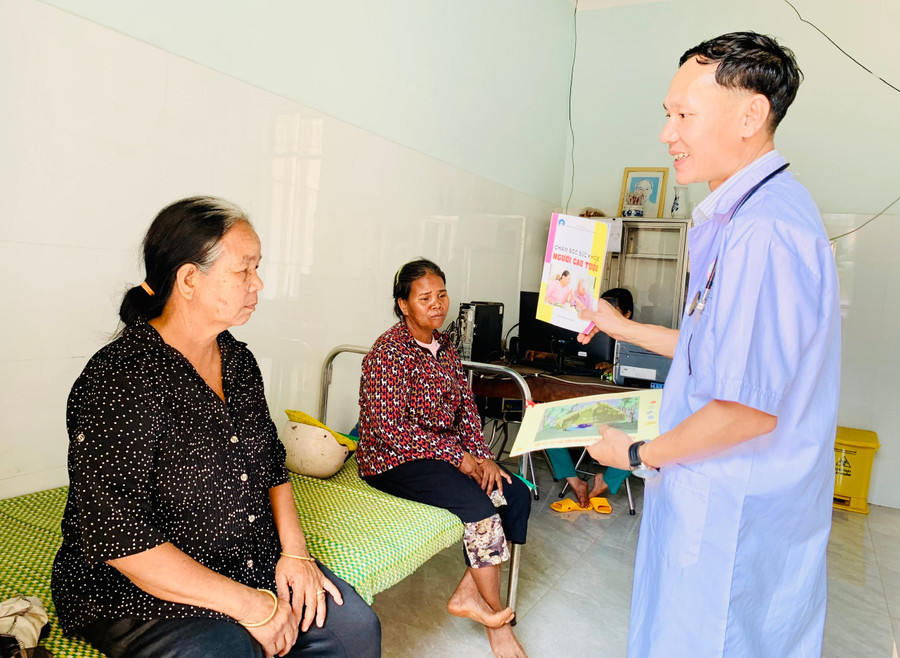 Chi cục Dân số tỉnh thường xuyên tổ chức các lớp tập huấn nâng cao năng lực cho viên chức dân số về kiến thức, kỹ năng chăm sóc sức khỏe người cao tuổi (Ảnh: Như Nguyện)