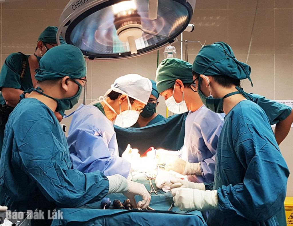 Một ca phẫu thuật điều trị trượt đốt sống được thực hiện tại tại Bệnh viện Đa khoa Phú Yên (Ảnh: Y. Lan)