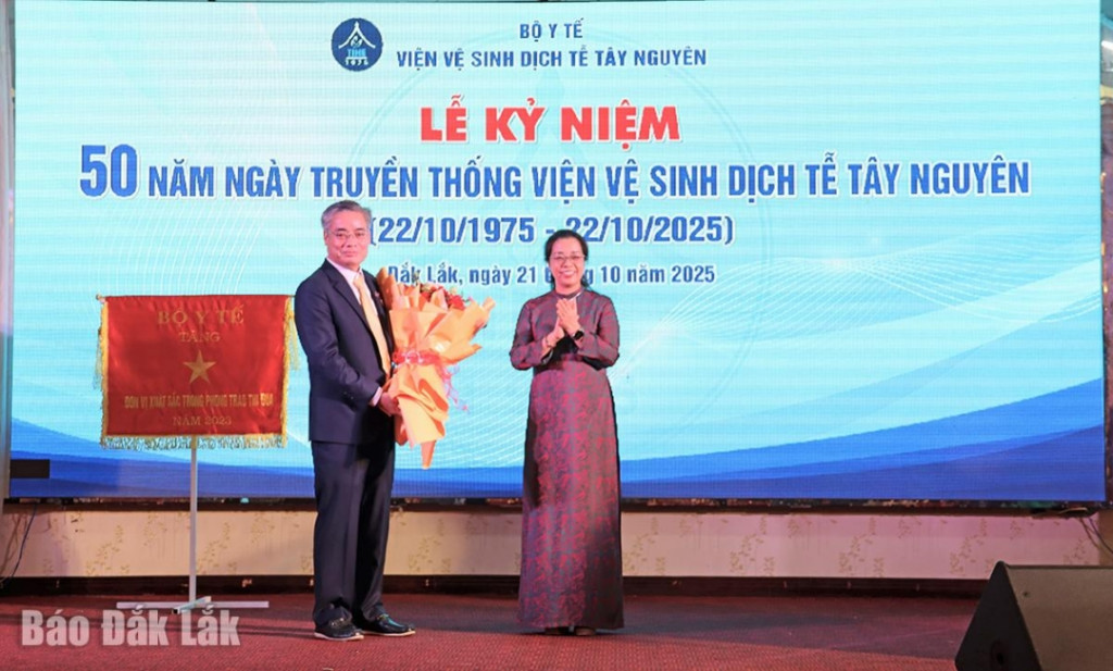 Phó Bí thư Tỉnh ủy Huỳnh Thị Chiến Hòa tặng hoa chúc mừng Viện trưởng Viện Vệ sinh dịch tễ Tây Nguyên Viên Chinh Chiến vinh dự được nhận Huân chương Lao động hạng Ba