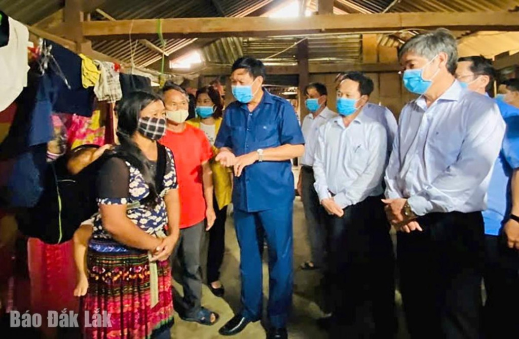 Viện trưởng Viện Vệ sinh dịch tễ Tây Nguyên Viên Chinh Chiến (bìa phải) cùng Đoàn công tác của Bộ Y tế kiểm tra công tác phòng, chống bạch hầu tại địa bàn.