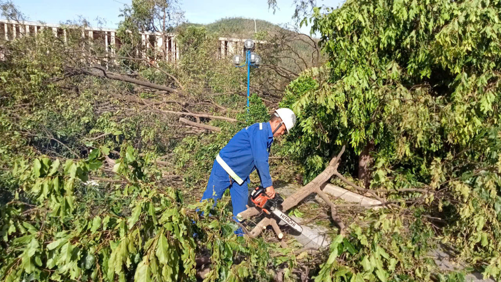 Lực lượng chức năng khắc phục hậu quả bão số 13 tại Gia Lai