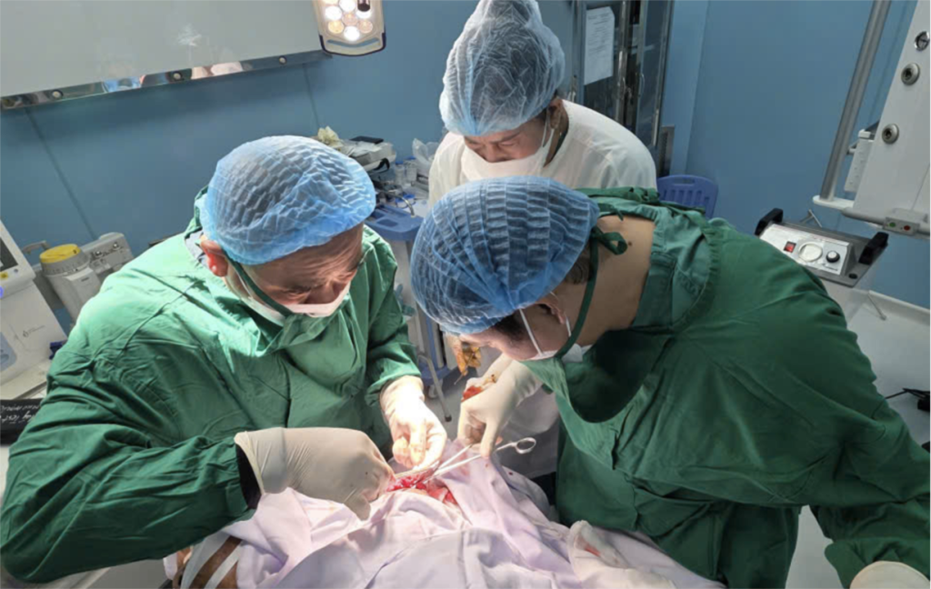 Các bác sĩ tiến hành phẫu thuật cho bệnh nhân (Ảnh: Sở Y tế TP. Hồ Chí Minh)