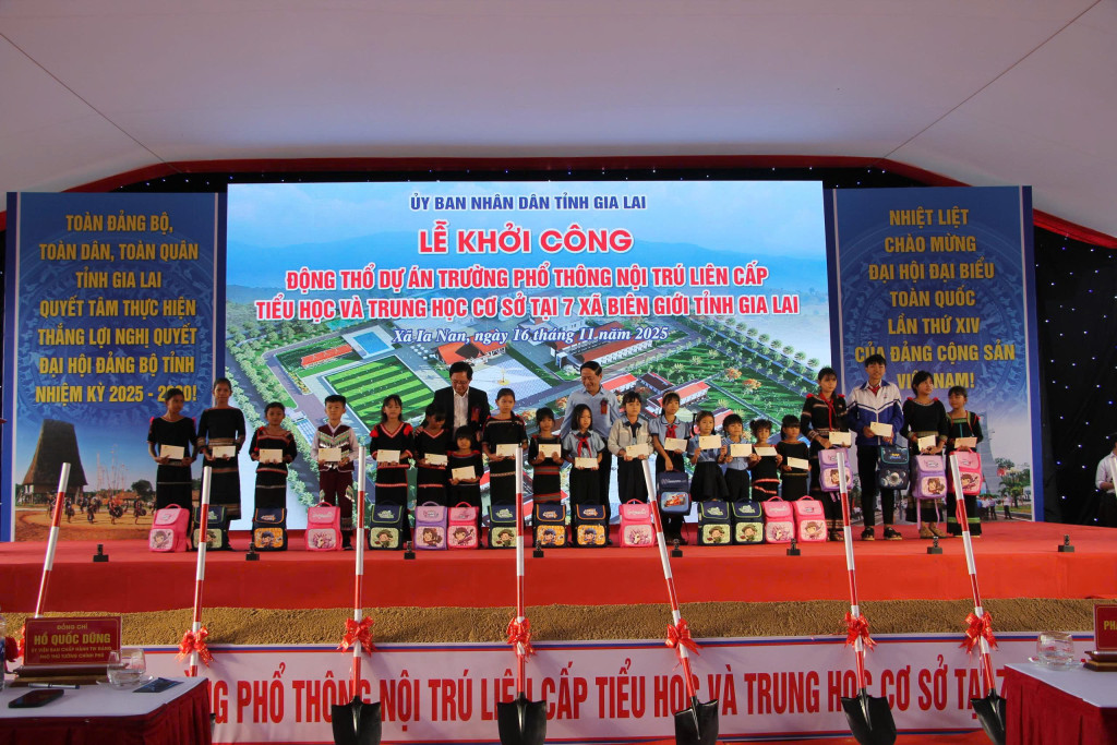 Phó Thủ tướng Hồ Quốc Dũng và Chủ tịch UBND tỉnh Gia Lai Phạm Anh Tuấn tặng quà cho các em học sinh