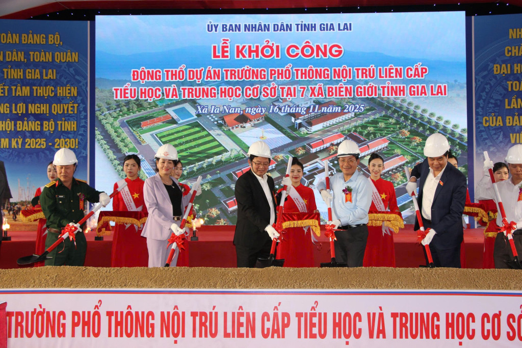 Các đại biểu thực hiện nghi thức động thổ dự án Trường phổ thông nội trú liên cấp TH&THCS tại 7 xã biên giới tỉnh Gia Lai