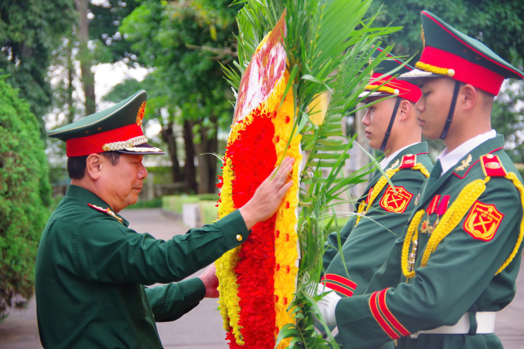 Thượng tướng Lê Huy Vịnh dâng hoa tại Nghĩa trang liệt sĩ tỉnh Gia Lai.