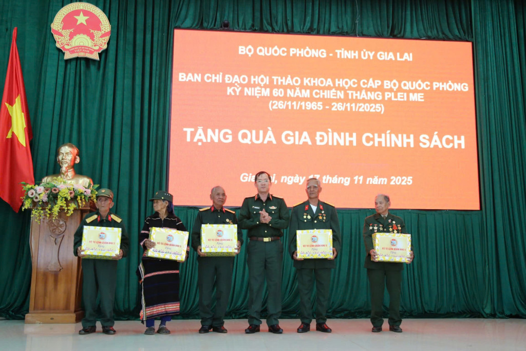 Thượng tướng Trương Thiên Tô trao tặng quà cho các nhân chứng lịch sử chiến thắng Plei Me